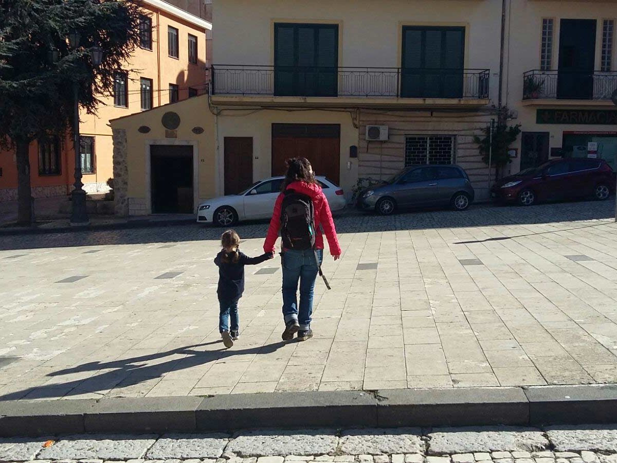 Una bimba insieme alla guida a Sant'Angelo Muxaro durante un family tour