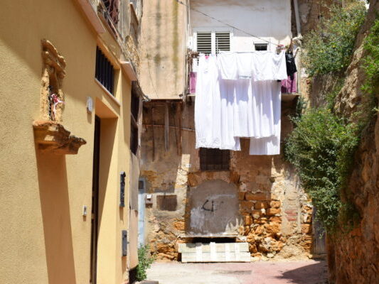 Scorci del centro storico di Agrigento: un balcone con i panni stesi in un cortile