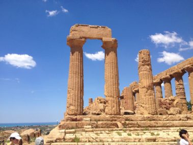 Il Tempio di Giunone nella Valle dei templi di Agrigento con il cielo azzurro tipico della Sicilia