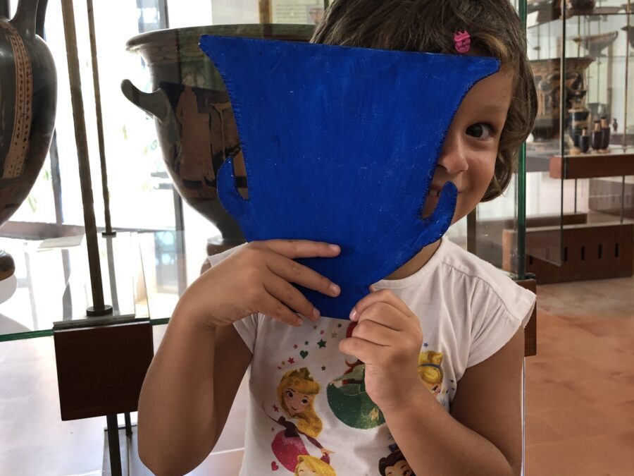Bimbi che osservano la ceramica attica durante un family tour al museo di Agrigento 5